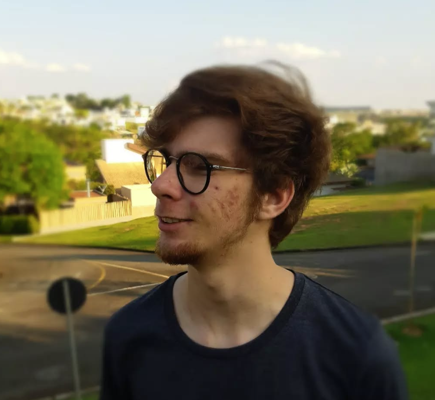 Gustavo Timachi ao ar livre, em Araras